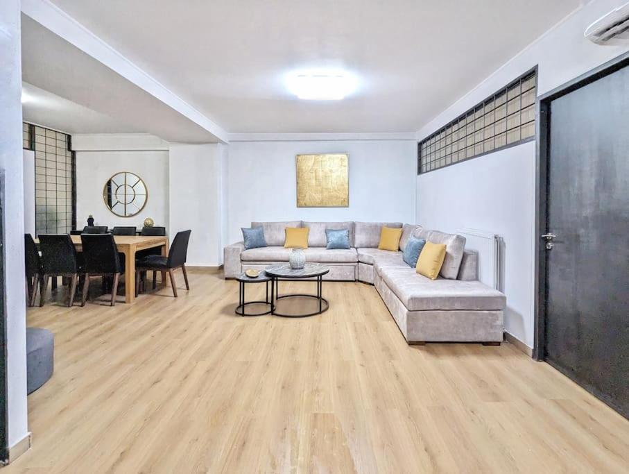Apartment Divas King *